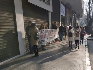 Φωτογραφία για Θεσσαλονίκη: Έκλεισαν εισόδους καταστημάτων ενάντια στα ανοιχτά μαγαζιά τις Κυριακές