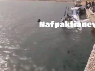 Φωτογραφία για Έγινε η ανέλκυση του αεροσκάφους στο Κρυονέρι (ΔΕΙΤΕ VIDEO)