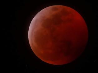 Φωτογραφία για Η πρώτη πανσέληνος του έτους συνδυάστηκε με ολική έκλειψη Σελήνης