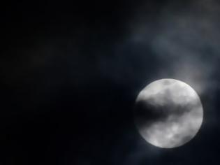 Φωτογραφία για Πανσέληνος, υπερπανσέληνος και ολική έκλειψη σελήνης: Το κυριακάτικο φεγγάρι μάγεψε