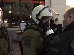 Φωτογραφία για Απαράδεκτος - Άντρας των ΜΑΤ βρίζει διαδηλώτρια και παίρνει αυτό που του αξίζει [Βίντεο]