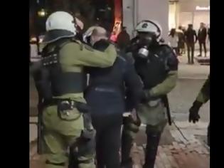 Φωτογραφία για Βίντεο από τη στιγμή της βίαιης σύλληψης του λυράρη Γοντικάκη από τα ΜΑΤ όταν έβρισαν τη γυναίκα του