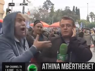 Φωτογραφία για Διαδηλωτής για το Μακεδονικό επιτίθεται σε Αλβανό ρεπόρτερ γιατί τον περνάει για Σκοπιανό [Βίντεο]