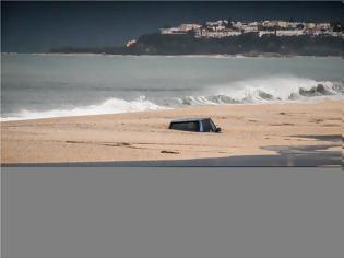 Φωτογραφία για Αυτοκίνητο που θάφτηκε στην Παραλία!