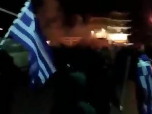 Φωτογραφία για Μολότοφ και δακρυγόνα έξω από το σπίτι βουλευτού του ΣΥΡΙΖΑ (ΒΙΝΤΕΟ)