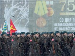 Φωτογραφία για Ο Πούτιν τιμά τα 75 χρόνια από το τέλος της πολιορκίας του Λένινγκραντ με μια αμφιλεγόμενη παρέλαση