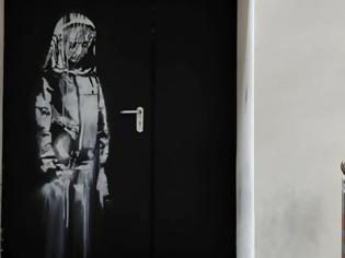 Φωτογραφία για Έκλεψαν το έργο του Banksy που βρίσκεται στην έξοδο κινδύνου του Μπατακλάν