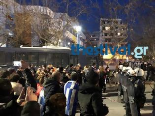 Φωτογραφία για Θεσσαλονίκη: Ένταση με διαδηλωτές κατά της Συμφωνίας των Πρεσπών σε εκδήλωση παρουσία Παυλόπουλου [Βίντεο]