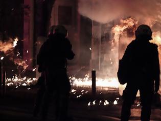 Φωτογραφία για Φωνή απόγνωσης από τους αστυνομικούς: Θέλουν να μας κάψουν ζωντανούς