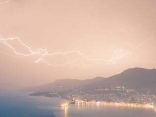 Φωτογραφία για Μοναδικές εικόνες: «Κόκκινη καταιγίδα» έπληξε τη Σάμο
