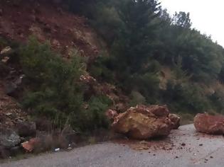 Φωτογραφία για Βράχοι «ξεκόλλησαν» από το βουνό και έπεσαν στο δρόμο της ΧΡΥΣΟΒΙΤΣΑΣ | ΦΩΤΟ