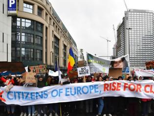 Φωτογραφία για Βρυξέλλες: Δεκάδες χιλιάδες διαδηλωτές στους δρόμους για την κλιματική αλλαγή