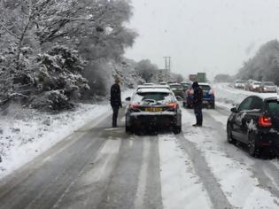 Φωτογραφία για Στο έλεος του χιονιά και η Βρετανία: Πάνω από 100 οχήματα εγκλωβισμένα στην Κορνουάλη