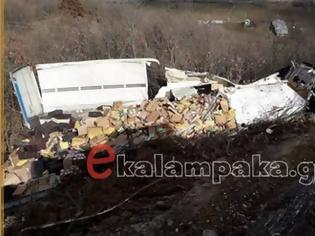 Φωτογραφία για Καλαμπάκα: Θανατηφόρο τροχαίο - Νταλίκα έπεσε σε χαράδρα