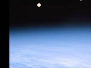 Φωτογραφία για Video: Η δύση του φεγγαριού από τον διαστημικό σταθμό ISS