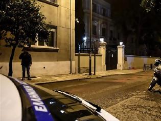 Φωτογραφία για Επίθεση Ρουβίκωνα με μπογιές στην ιταλική πρεσβεία