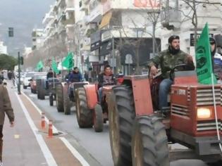 Φωτογραφία για Αγρότες με τρακτέρ έφτασαν στην πλατεία της Καλαμάτας και έριξαν σανό στα γραφεία του ΣΥΡΙΖΑ