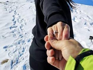 Φωτογραφία για Ποιος παρουσιαστής έκανε πρόταση γάμου στην αγαπημένη του στις Άλπεις