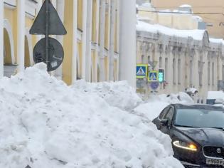Φωτογραφία για Οι χιονοπτώσεις ρεκόρ προκαλούν χάος στην Αγία Πετρούπολη