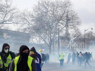 Φωτογραφία για Κίτρινα γιλέκα: Γάλλοι φωτορεπόρτερ καταγγέλλουν ότι τους στοχοποίησε η αστυνομία