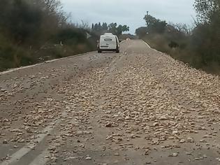 Φωτογραφία για Προσοχή στον δρόμο ΒΟΝΙΤΣΑΣ -ΠΑΛΑΙΡΟΥ: Υπάρχουν κοφτερές Πέτρες στο δρόμο!! | ΦΩΤΟ