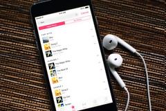 Η Apple στέλνει και πάλι ειδοποιήσεις στους συνδρομητές της Apple Music. Τώρα μπορούν να δώσουν έναν δωρεάν μήνα της υπηρεσίας σε έναν φίλο