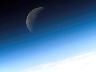 Φωτογραφία για Η ατμόσφαιρα της Γης εκτείνεται πέρα από το φεγγάρι
