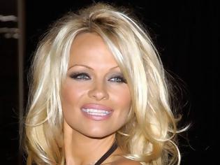 Φωτογραφία για Pamela Anderson: Το post της στα social media για την εκπομπή του Νίκου Κοκλώνη
