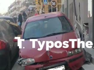 Φωτογραφία για Τρελό τροχαίο στη Θεσσαλονίκη – Χτύπησε 2 ΙΧ και «μπήκε» σε μαγαζί! (VIDEO)