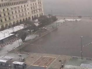 Φωτογραφία για Ξεκίνησαν για τα καλά τα χιόνια στη Θεσσαλονίκη [εικόνες & βίντεο]