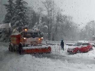 Φωτογραφία για Λεωφορεία και αυτοκίνητα εγκλωβίστηκαν από τα χιόνια στο Στόμιο
