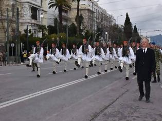 Φωτογραφία για Ρίγη συγκίνησης στην παρέλαση της Προεδρικής Φρουράς – Τιμή στη μνήμη του Σπύρου Θωμά – Παρών και ο πατέρας του (ΒΙΝΤΕΟ)