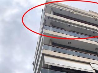 Φωτογραφία για Κακοκαιρία «Ωκεανίς»: Έπεσαν κάγκελα με τζαμαρία από μπαλκόνι