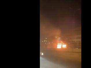 Φωτογραφία για Αυτοκίνητο τυλίχθηκε στις φλόγες στη γέφυρα Ροσινιόλ