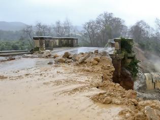 Φωτογραφία για Πανωλεθρία στην Κρήτη: Έπεσαν 7 γέφυρες -Εκκενώθηκαν οικισμοί (φωτο & βίντεο)
