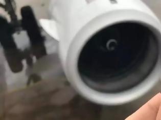 Φωτογραφία για Απίστευτος επιβάτης αεροσκάφους πετούσε κέρματα στον κινητήρα για.. καλή τύχη