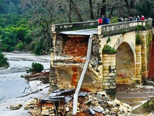Φωτογραφία για Κρήτη: Αλβανοί μετανάστες βοηθούν στο χτίσιμο της γέφυρας του Κερίτη που κατέρρευσε από την κακοκαιρία
