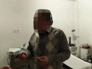 Φωτογραφία για Χαστούκια και απειλές από τον Ρουβίκωνα σε γιατρό που έπαιρνε «φακελάκια» (βίντεο)