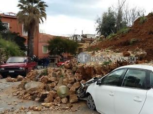 Φωτογραφία για Νέα κατάρρευση σε ενετικό μνημείο στα Χανιά - Καταστράφηκαν αυτοκίνητα