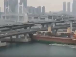 Φωτογραφία για Ρωσικό φορτηγό πλοίο έπεσε πάνω σε γέφυρα αξίας €580 εκατ. στη Νότια Κορέα