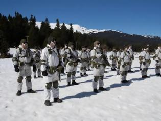 Φωτογραφία για ΓΕΣ: Δεν νιώθουν από κρύο και χιόνι οι αυριανοί Υπαξιωματικοί του Στρατού Ξηράς - ΦΩΤΟ