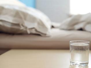 Φωτογραφία για Γιατί δεν πρέπει να πίνετε νερό από το ποτήρι που έχετε δίπλα στο κρεβάτι σας τη νύχτα;