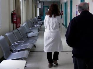 Φωτογραφία για «Λαβράκια» έβγαλε το «σαφάρι» για παράνομες αποκλειστικές στα νοσοκομεία