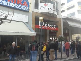 Φωτογραφία για «Πολιορκία» των γραφείων του ΣΥΡΙΖΑ στο Αγρίνιο από φοιτητές (φωτο-video)