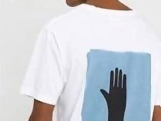 Φωτογραφία για Σάλος στο διαδίκτυο από το t-shirt με το μαύρο χέρι που αναδύεται από το νερό