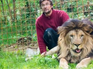 Φωτογραφία για Τον κατασπάραξαν τα λιοντάρια που κρατούσε στην αυλή του