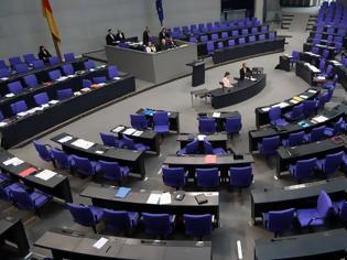Φωτογραφία για Η Bundestag γυρίζει την πλάτη στο #metoo: