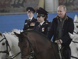 Φωτογραφία για Ο Πούτιν κάνει ιππασία μαζί με γυναίκες αστυνομικούς για την Παγκόσμια Ημέρα της Γυναίκας (ΒΙΝΤΕΟ)
