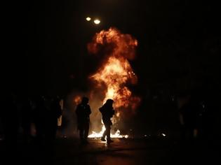 Φωτογραφία για Επιθέσεις με μολότοφ στο κέντρο της Αθήνας – Φθορές σε αυτοκίνητο – Μία σύλληψη