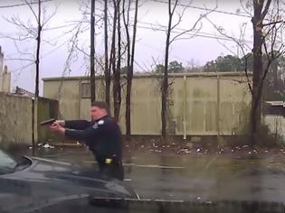 Φωτογραφία για Αστυνομικός «γαζώνει» εξ επαφής με 14 σφαίρες οδηγό που προσπαθεί να τον πατήσει με το αυτοκίνητο